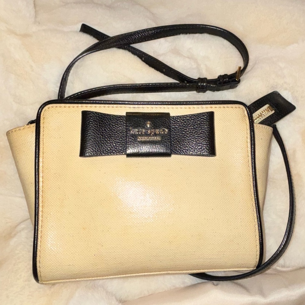 Kate Spade Black Bow on Cream Straw-like Crossbody Bag - Picture 2 of 15